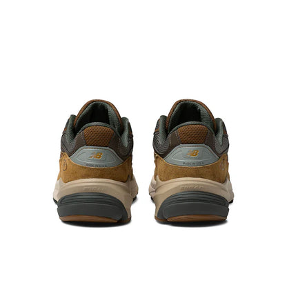 990v6 "Carhartt - Sculpture Center" Sneakers